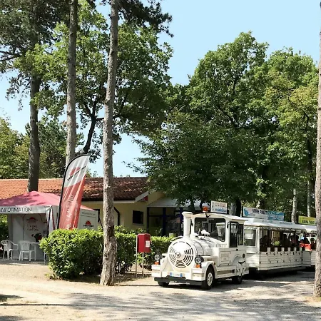 Дом отдыха Locazione Turistica Camping Village Mare Pineta
